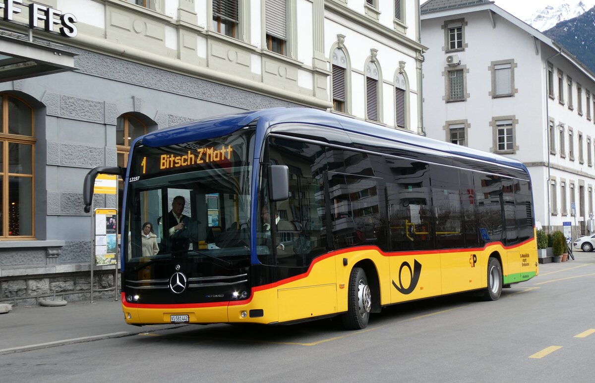 (283'414) - PostAuto Wallis - VS 581'442/PID 12'197 - eMercedes am 23. Dezember 2025 beim Bahnhof Brig