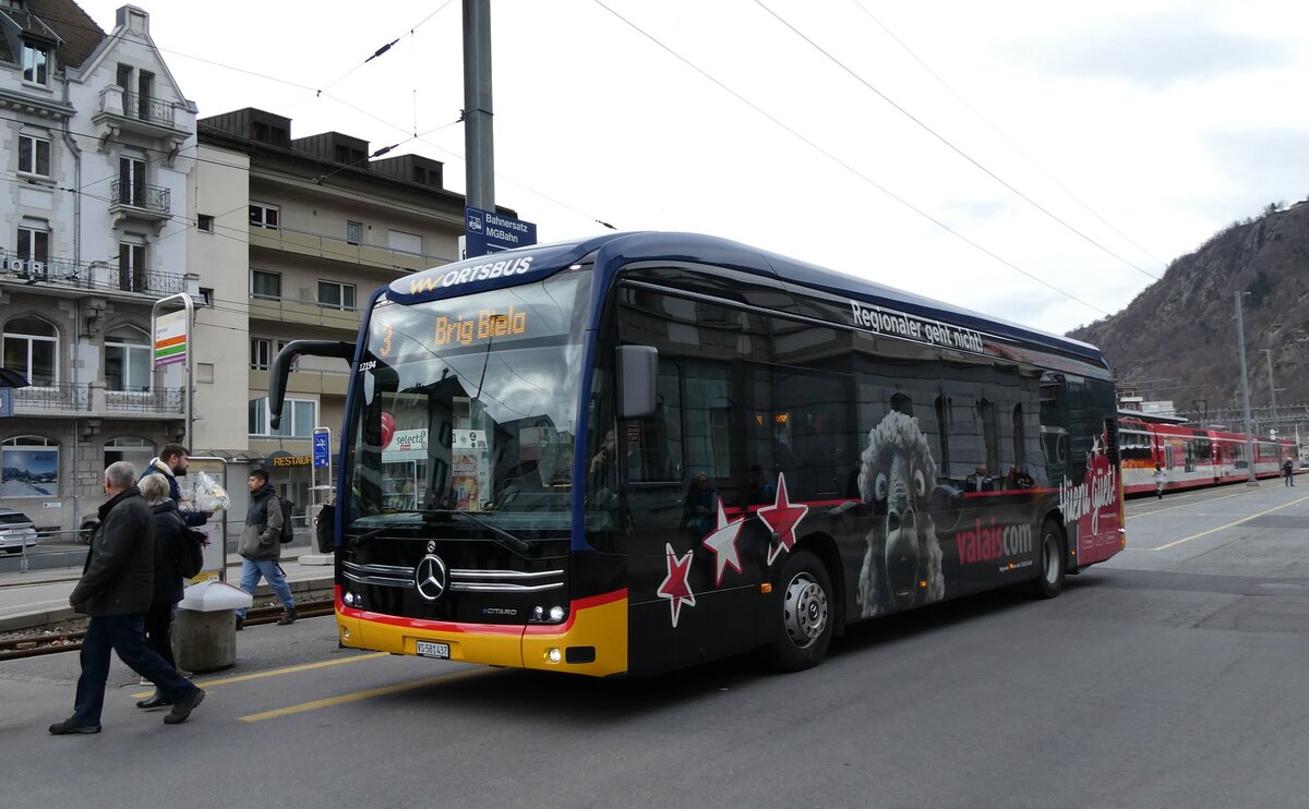 (283'417) - PostAuto Wallis - VS 581'437/PID 12'194 - eMercedes am 23. Dezember 2025 beim Bahnhof Brig
