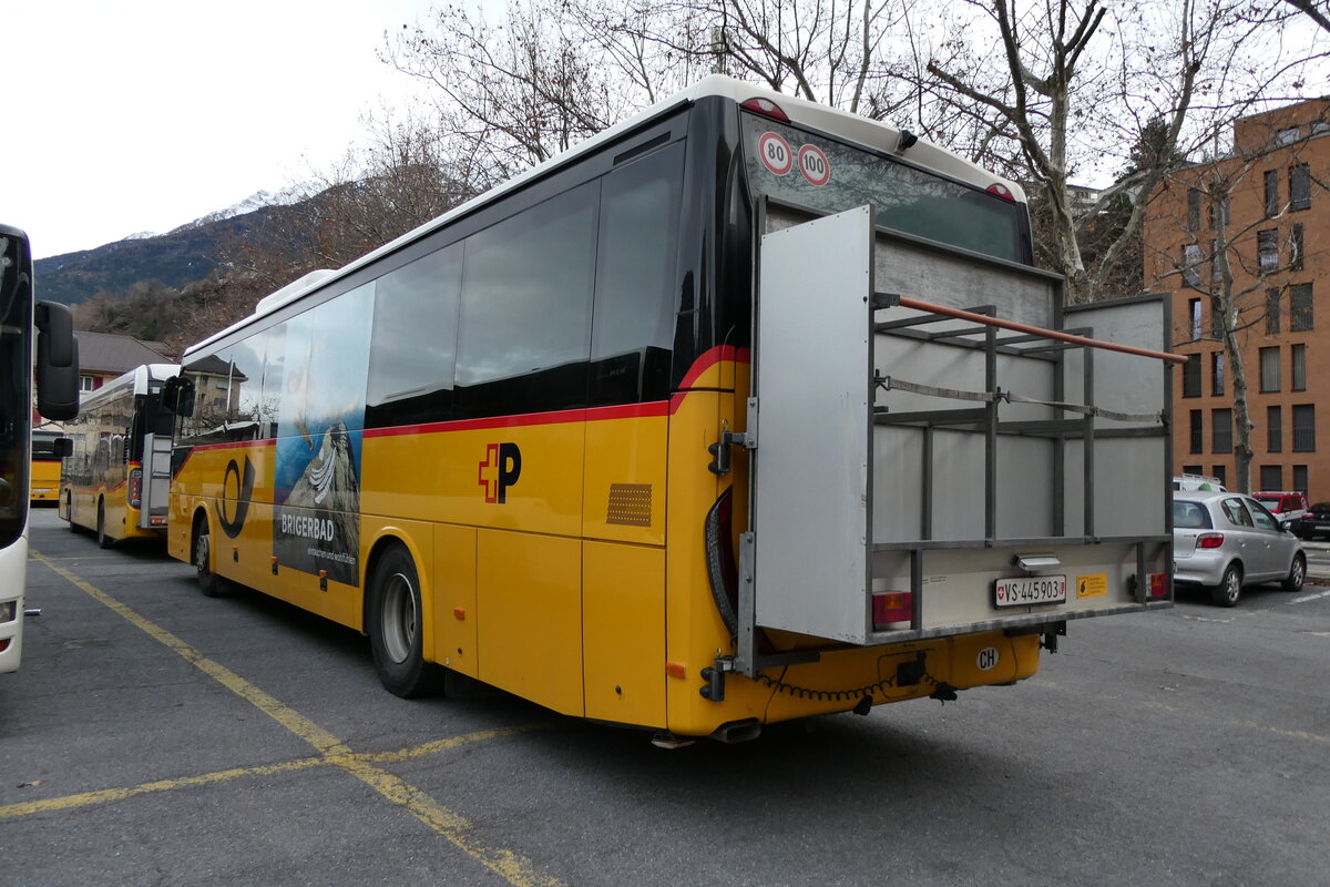 (283'437) - PostAuto Wallis - VS 445'903/PID 10'454 - Iveco am 23. Dezember 2025 in Brig, Garage