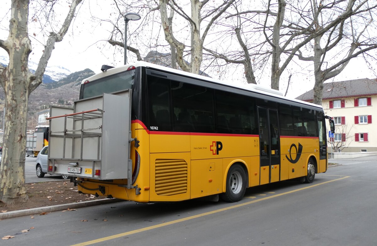 (283'445) - Seiler, Ernen - VS 464'700/PID 10'742 - Iveco (ex PostAuto Wallis) am 23. Dezember 2025 in Brig, Postgarage