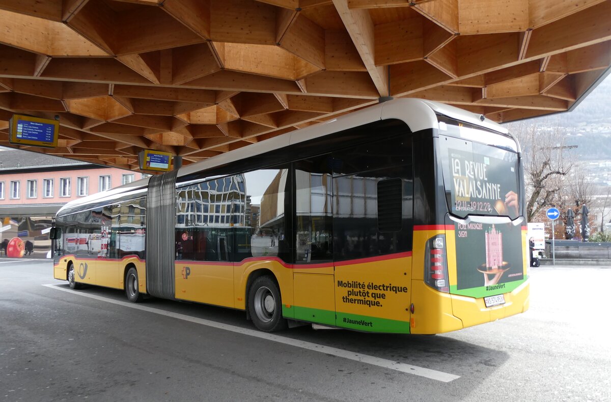 (283'450) - PostAuto Wallis - Nr. 145/VS 574'953/PID 12'145 - eMercedes am 23. Dezember 2025 beim Bahnhof Sion