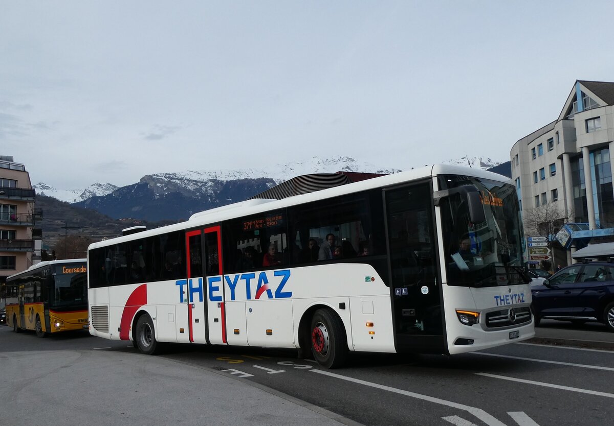 (283'484) - Theytaz, Sion - VS 574'887 - Mercedes am 23. Dezember 2025 beim Bahnhof Sion
