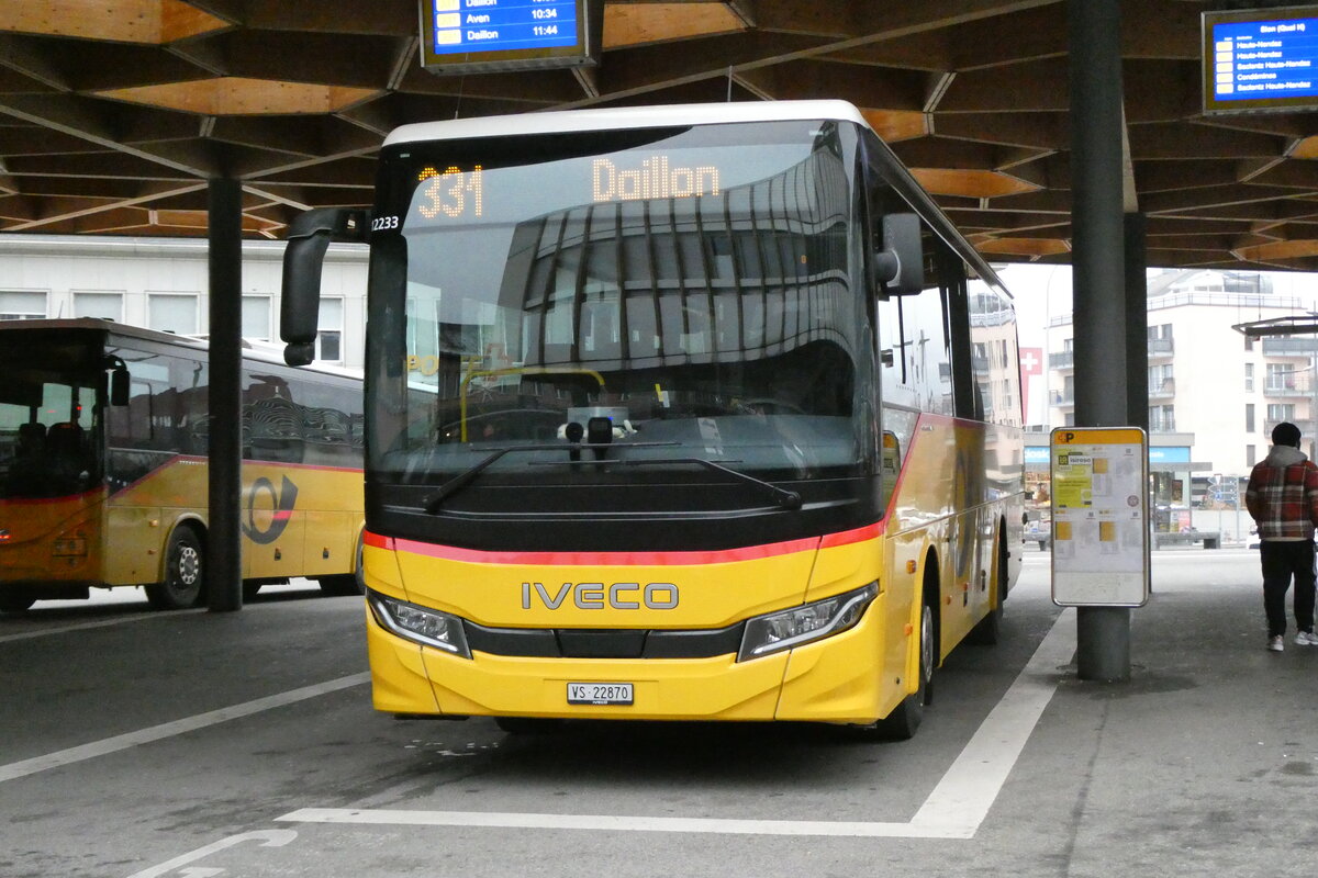 (283'541) - Ev�quoz, Erde - VS 22'870/PID 12'233 - Iveco am 30. Dezember 2025 beim Bahnhof Sion