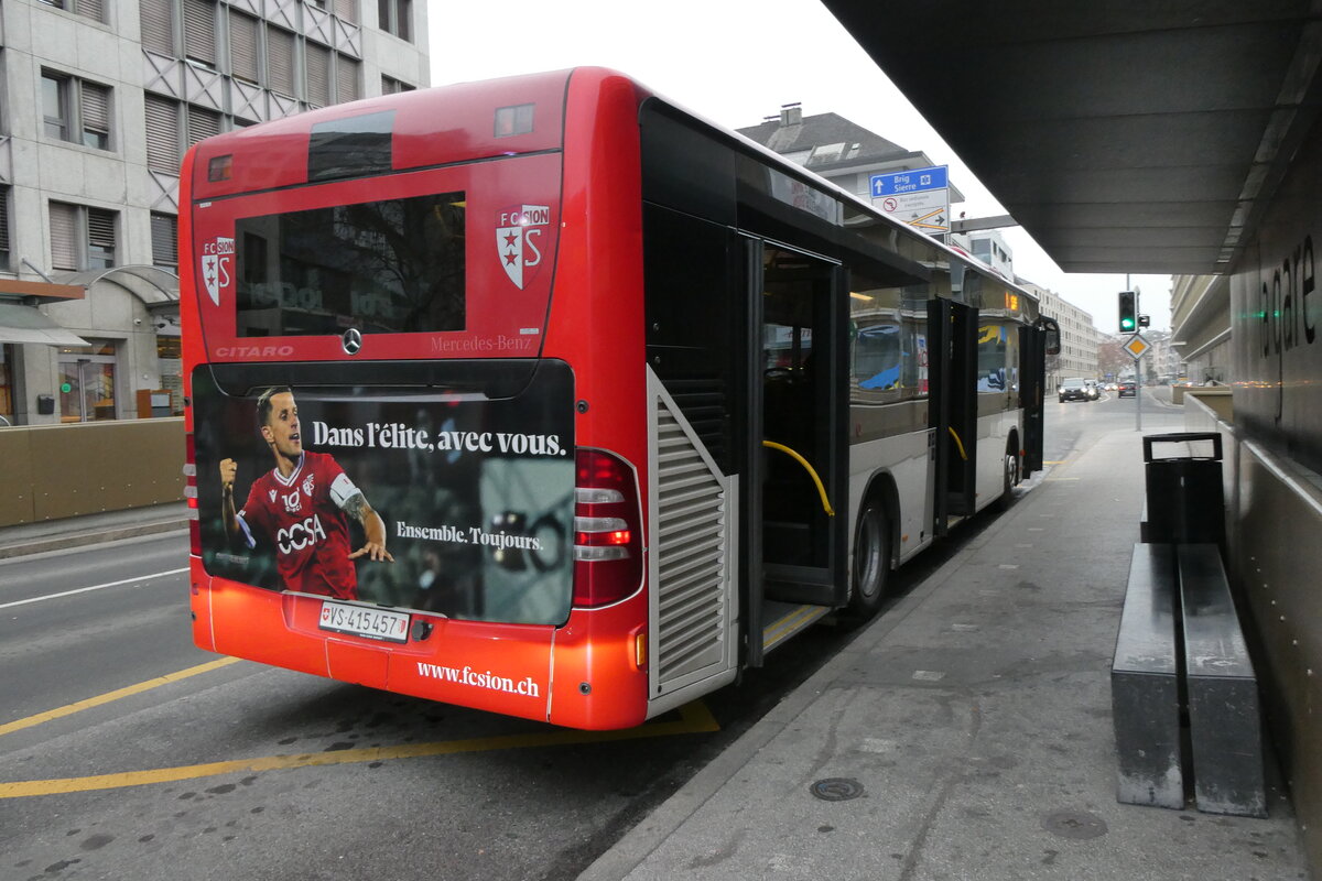 (283'546) - PostAuto Wallis - Nr. 72/VS 415'457/PID 5337 - Mercedes (ex Lathion, Sion Nr. 72) am 30. Dezember 2025 beim Bahnhof Sion