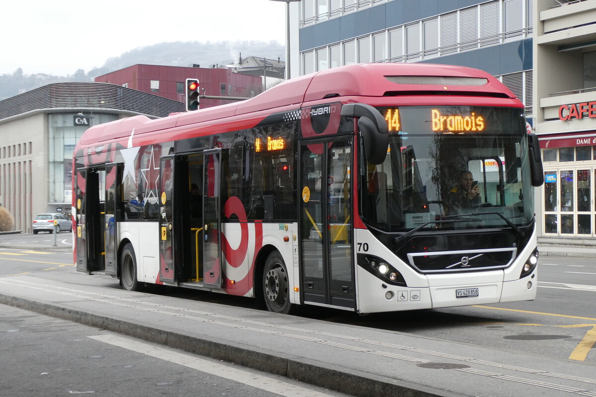 (283'585) - PostAuto Wallis - Nr. 70/VS 428'858/PID 10'024 - Volvo am 30. Dezember 2025 beim Bahnhof Sion