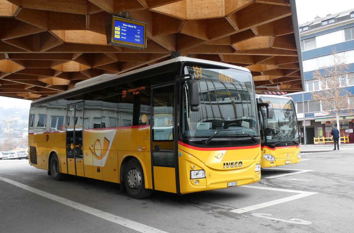 (283'595) - Ev�quoz, Erde - VS 138'188/PID 10'815 - Iveco am 30. Dezember 2025 beim Bahnhof Sion