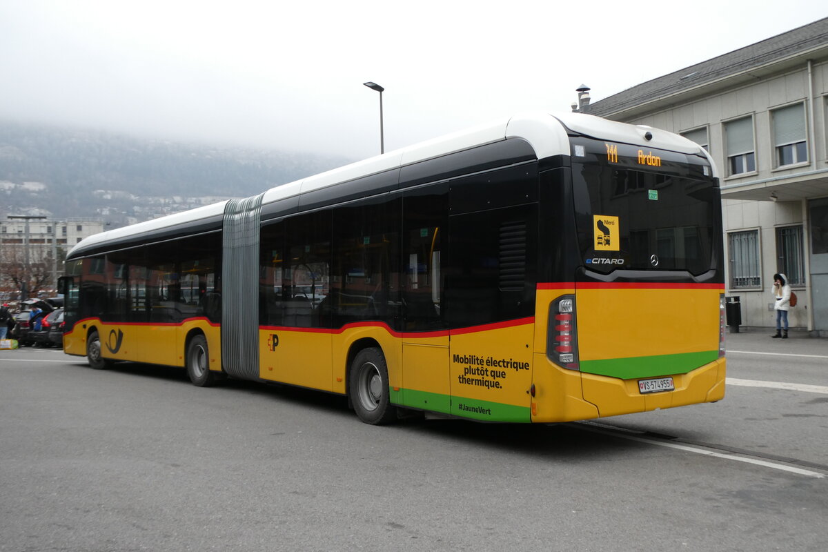(283'598) - PostAuto Wallis - Nr. 147/VS 574'955/PID 12'147 - eMercedes am 30. Dezember 2025 beim Bahnhof Sion