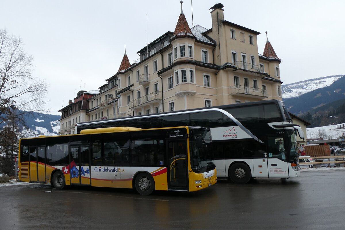 (283'663) - GrindelwaldBus, Grindelwald - Nr. 24/BE 364'408 - MAN/G�ppel am 2. Januar 2026 beim Bahnhof Grindelwald