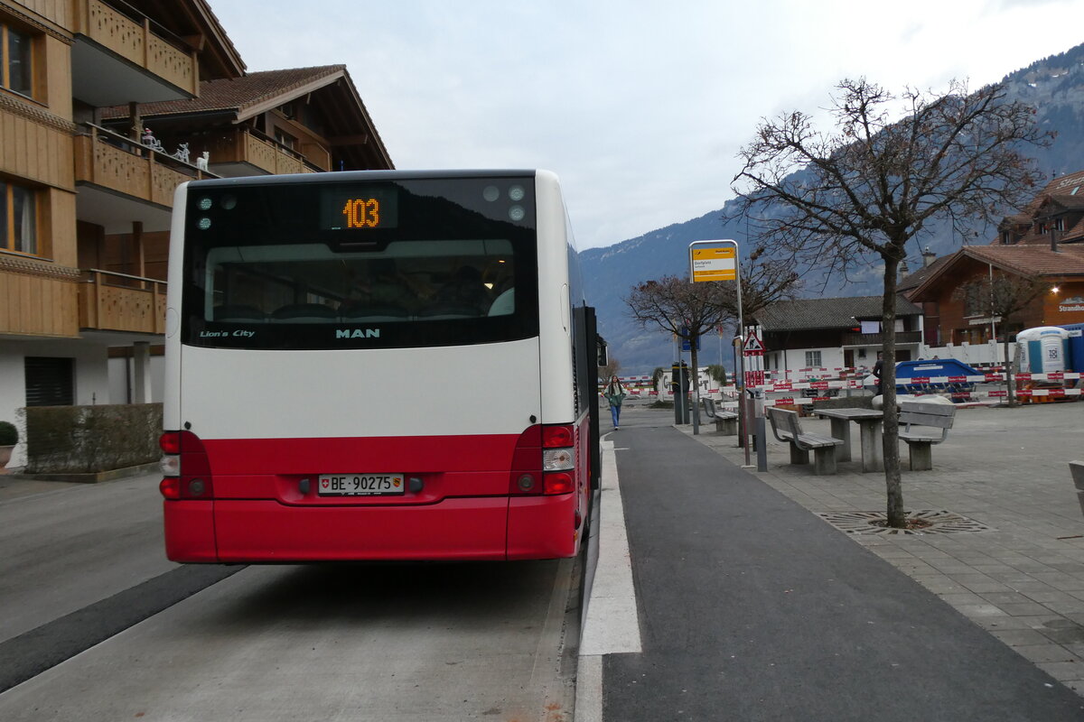 (283'680) - PostAuto Bern - BE 90'275/PID 12'337 - MAN (ex Dr. Richard, A-Wien Nr. 1413) am 2. Januar 2026 in Iseltwald, Dorfplatz