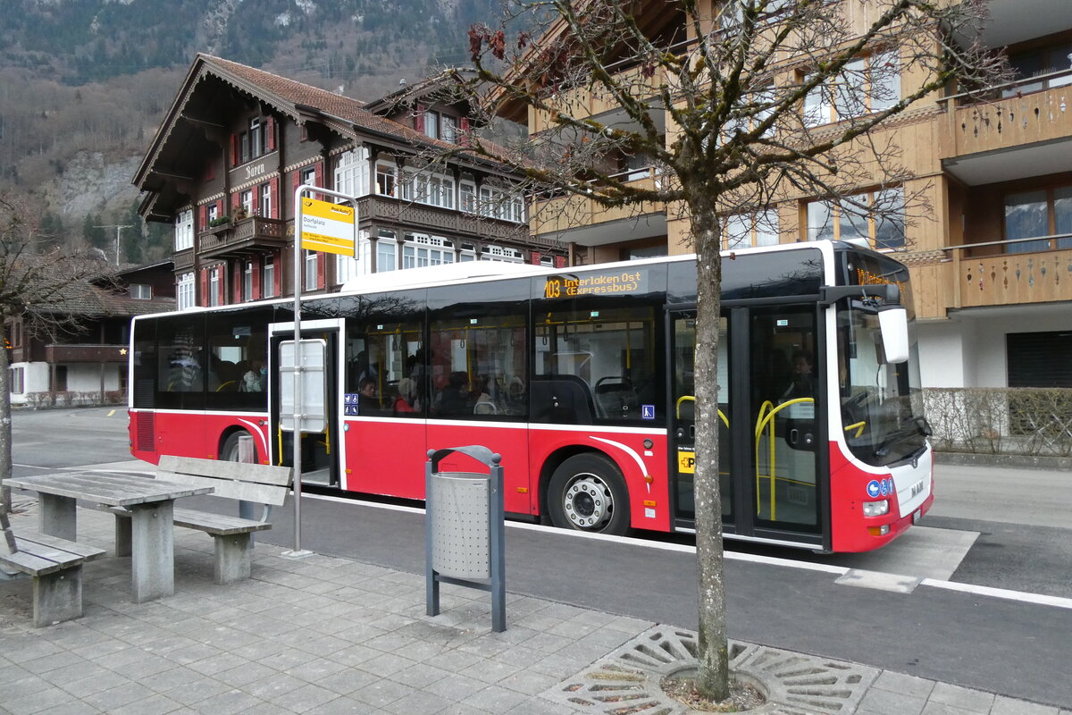 (283'681) - PostAuto Bern - BE 90'275/PID 12'337 - MAN (ex Dr. Richard, A-Wien Nr. 1413) am 2. Januar 2026 in Iseltwald, Dorfplatz