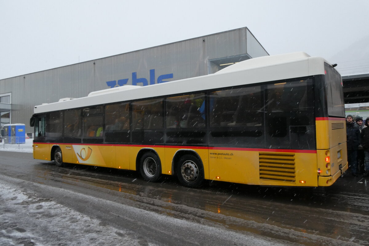 (283'835) - Steiner, Messen - SO 21'149/PID 5371 - Scania/Hess am 10. Januar 2026 beim Bahnhof Frutigen