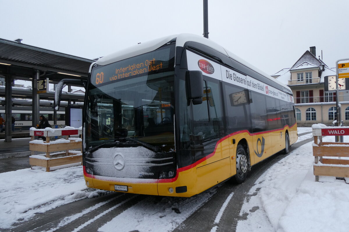 (284'123) - PostAuto Bern - BE 610'541/PID 12'130 - eMercedes am 10. Januar 2026 beim Bahnhof Spiez