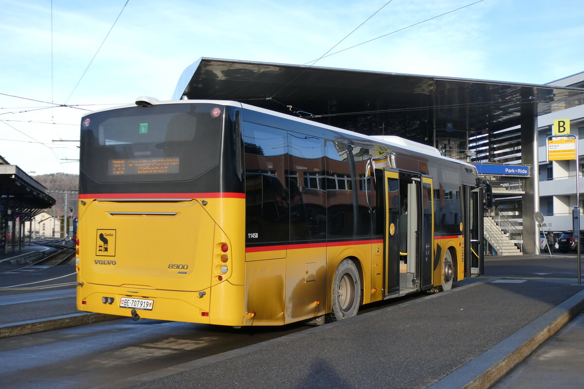 (284'139) - PostAuto Bern - BE 707'919/PID 11'458 - Volvo (ex K�bli, Gstaad) am 14. Januar 2026 beim Bahnhof Worb Dorf