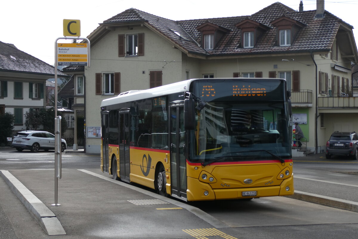 (284'308) - PostAuto Bern - Nr. 218/BE 843'218/PID 10'675 - Heuliez am 22. Januar 2026 beim Bahnhof Worb Dorf