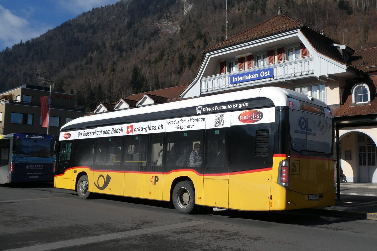 (284'361) - PostAuto Bern - BE 610'541/PID 12'130 - eMercedes am 26. Januar 2026 beim Bahnhof Interlaken Ost