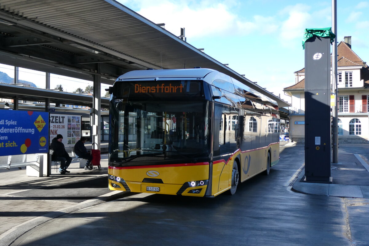 (284'363) - PostAuto Bern - BE 537'935/PID 12'347 - eSolaris am 26. Januar 2026 beim Bahnhof Spiez