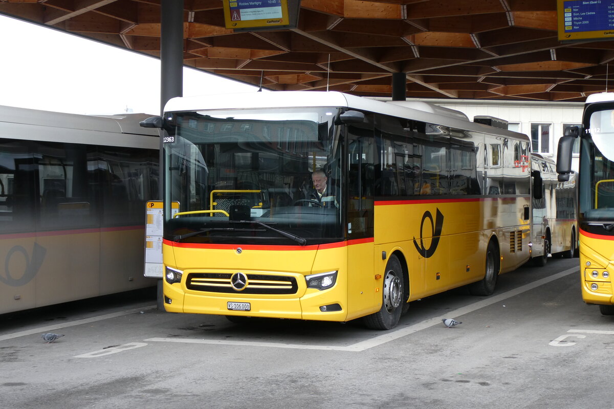 (284'371) - PostAuto Wallis - Nr. 12/VS 106'000/PID 12'363 - Mercedes am 27. Januar 2026 beim Bahnhof Sion