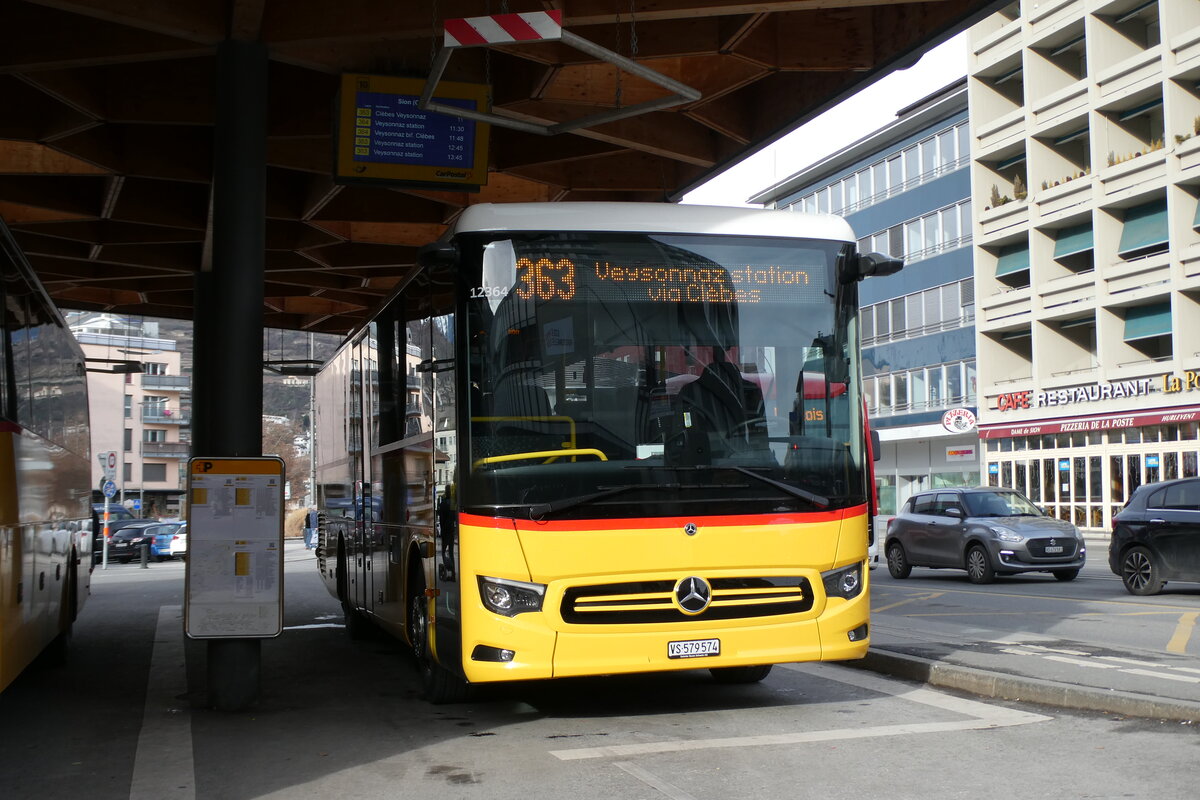 (284'386) - PostAuto Wallis - Nr. 24/VS 579'574/PID 12'364 - Mercedes am 27. Januar 2026 beim Bahnhof Sion