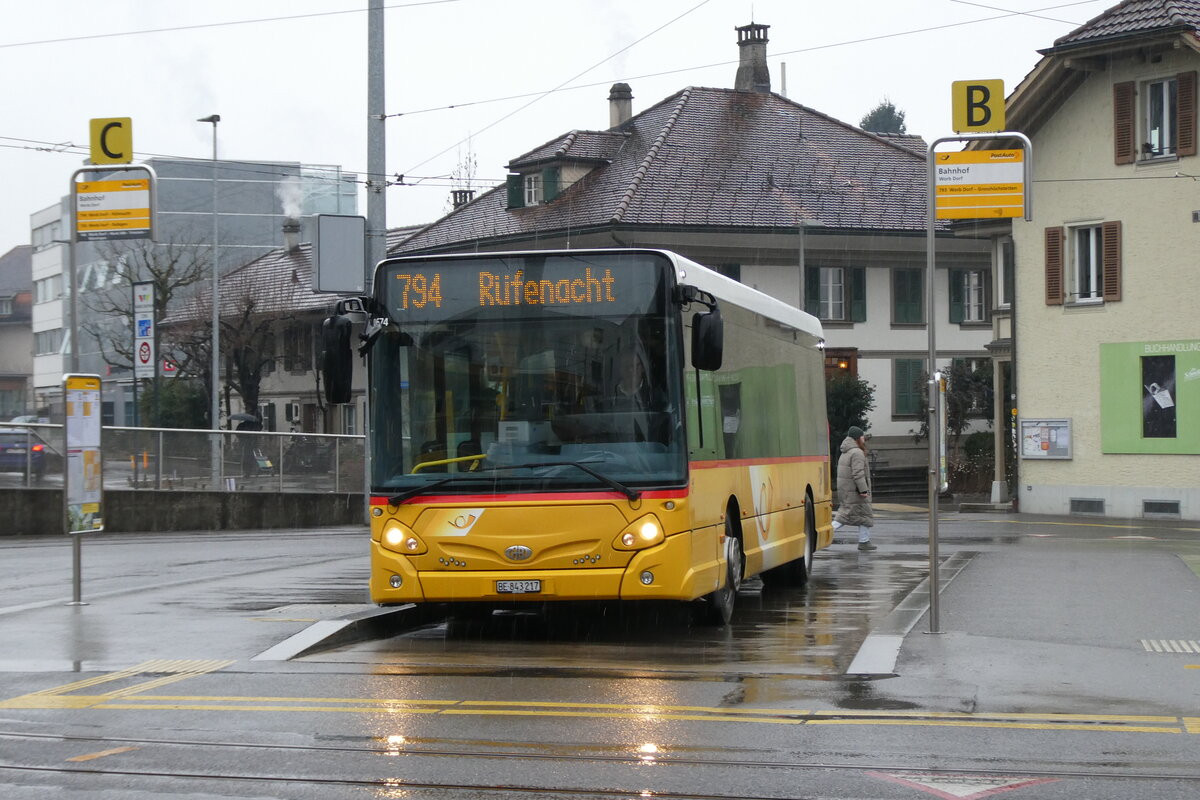 (284'411) - PostAuto Bern - Nr. 217/BE 843'217/PID 10'674 - Heuliez am 28. Januar 2026 beim Bahnhof Worb Dorf