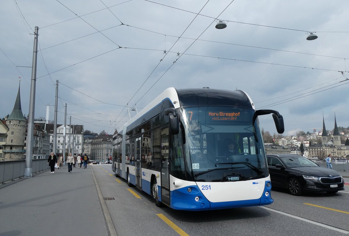 (285'706) - VBL Luzern - Nr. 251 - Hess/Hess Gelenktrolleybus am 23. M�rz 2026 in Luzern, Bahnhofbr�cke