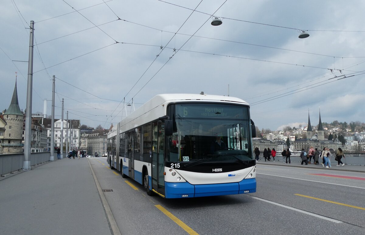 (285'707) - VBL Luzern - Nr. 215 - Hess/Hess Gelenktrolleybus am 23. M�rz 2026 in Luzern, Bahnhofbr�cke