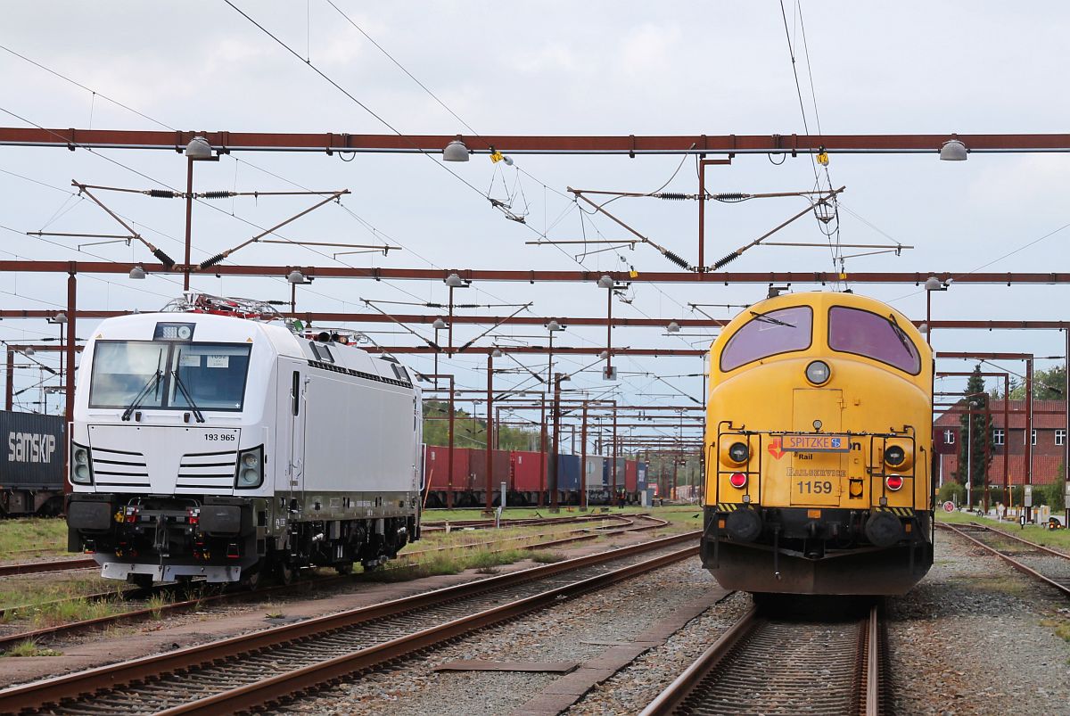 56 Jahre liegen zwischen den Indiesntstellungen der beiden gezeigten Lokomotiven:
Die MY 1159 wurde im Jahr 1965 von der DSB in Dienst gestellt, der Vectron von Siemens im Jahr 2021. Pattburg/Padborg 06.10.2021
 