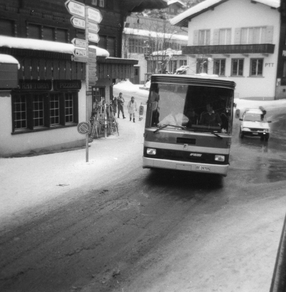 (8-07) - Aus dem Archiv: AFA Adelboden - Nr. 16/BE 26'705 - FBW/R&J im M�rz 1988 in Adelboden, Dorfstrasse