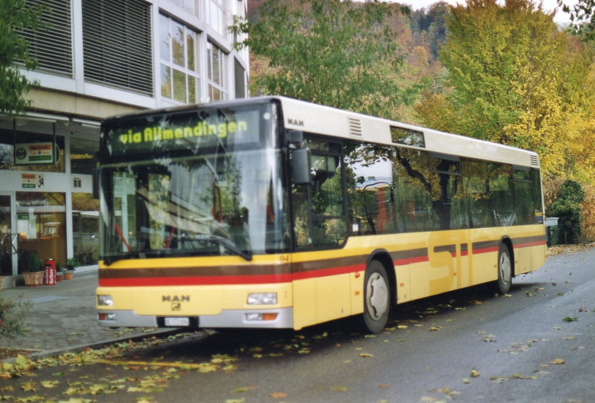 (AE 12) - Aus dem Archiv: STI Thun - Nr. 94/BE 572'094 - MAN am 3. November 2003 bei der Schiffl�ndte Thun
