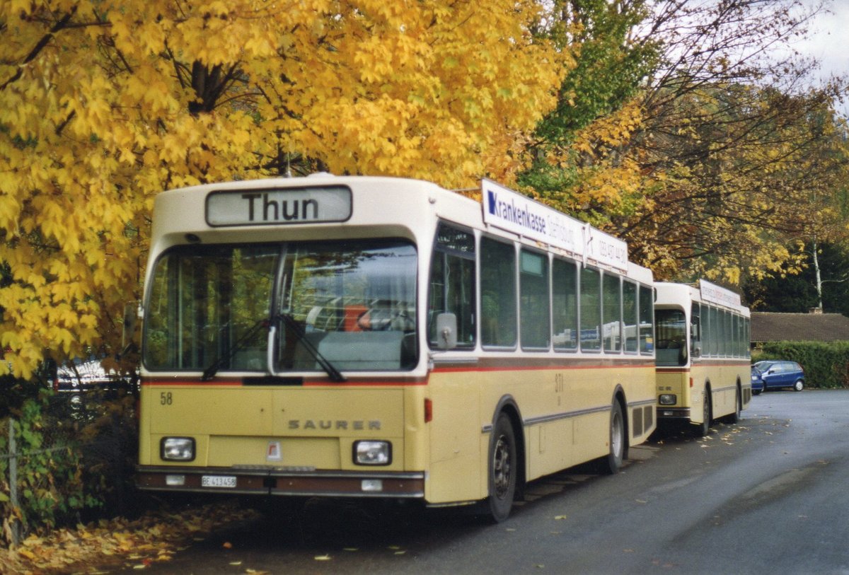 (AE 13) - Aus dem Archiv: STI Thun - Nr. 58/BE 413'458 - Saurer/R&J am 3. November 2003 bei der Schiffl�ndte Thun