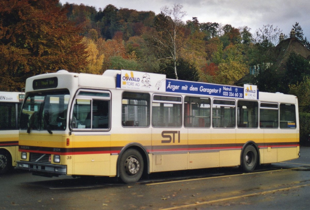 (AE 15) - Aus dem Archiv: STI Thun - Nr. 35/BE 443'835 - Volvo/R&J (ex SAT Thun Nr. 35) am 3. November 2003 bei der Schiffl�ndte Thun