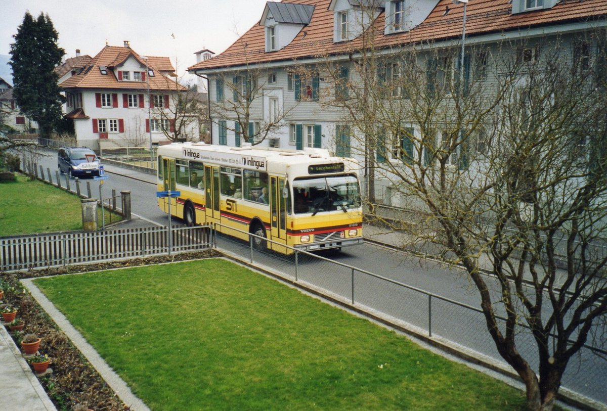 (AF 13) - Aus dem Archiv: STI Thun - Nr. 35/BE 443'835 - Volvo/R&J (ex SAT Thun Nr. 35) am 27. M�rz 2004 in Thun-Lerchenfeld, Langestrasse