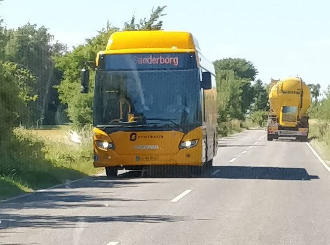 An diesen Tag ist einer der seit letzten Jahr in Betrieb stehenden Scania Citywide 12,7 Le auf der Linie 229 von S�nderborg-K�gnes gewesehn. Dieser Bus ist in einer Massname f�r eine Umwelt freundliche Welt 44 dieser Scania mit Biogas Antrieb bestellt worden. Diese Busse fahren in der Region Flensburg bis Aabennrade und nat�rlich auf Als S�nderborg Nordborg. Die Busse sind vom Unternehmen Umove die in ganz D�nemark fahren. (Region Als S�nderborg Ort K�gnes Firma Umove