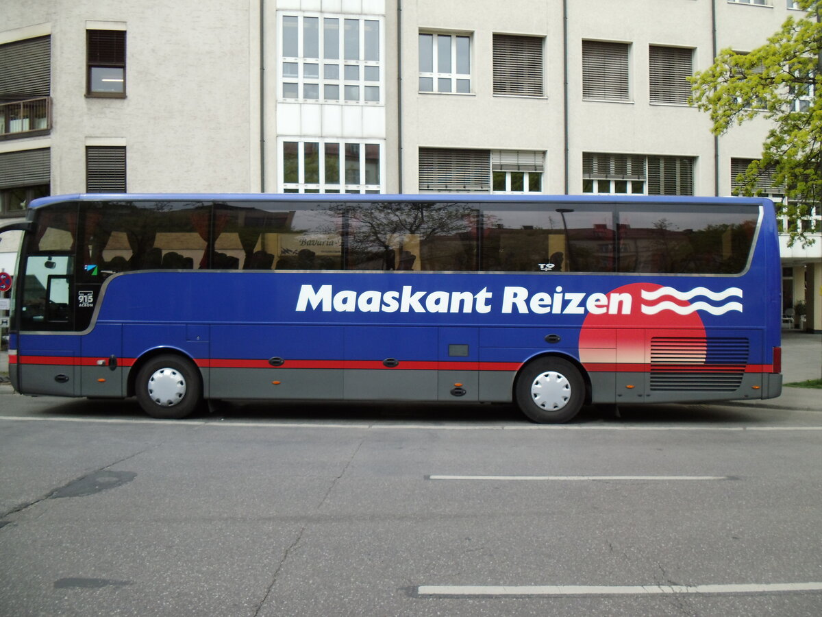 Aus Holland: Maaskant, Lith - Van Hool T 915 Acron am 4. April 2014 in M�nchen (Aufnahme: Martin Beyer)