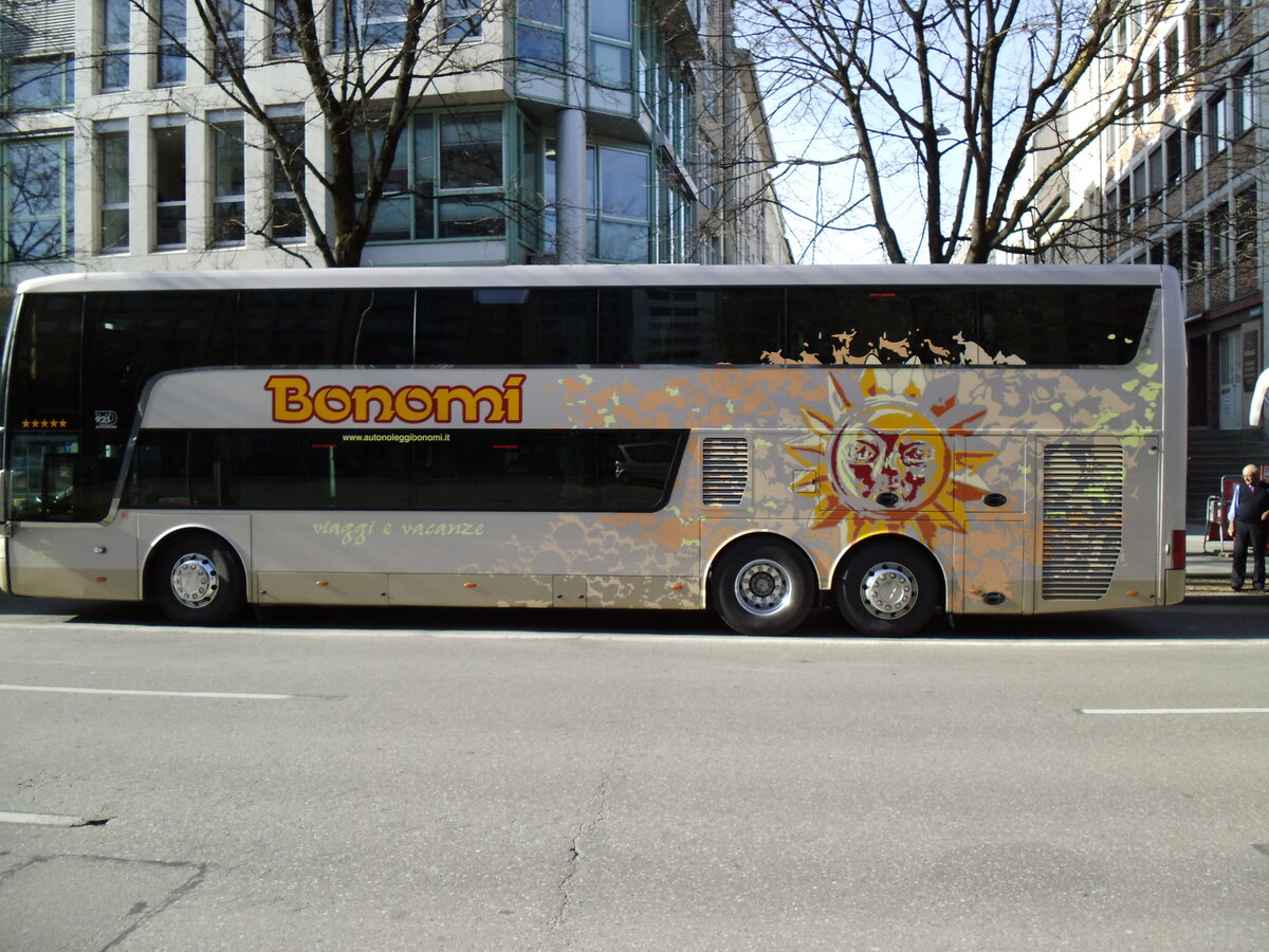 Aus Italien: Bonomi, Rogno - Van Hool Astromega TD 925 am 25. Februar 2014 in M�nchen (Aufnahme: Martin Beyer)