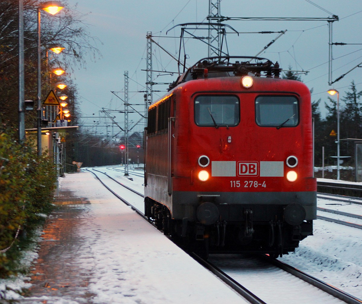 Aus Neumünster nach Flensburg beordert rumpelt hier die wegen einer Flachstelle deutlich hörbare E10 278/6115 278-4 durch Schleswig um in Flensburg einen  gestrandeten  ICE-(T)D abzuholen. 22.11.2015