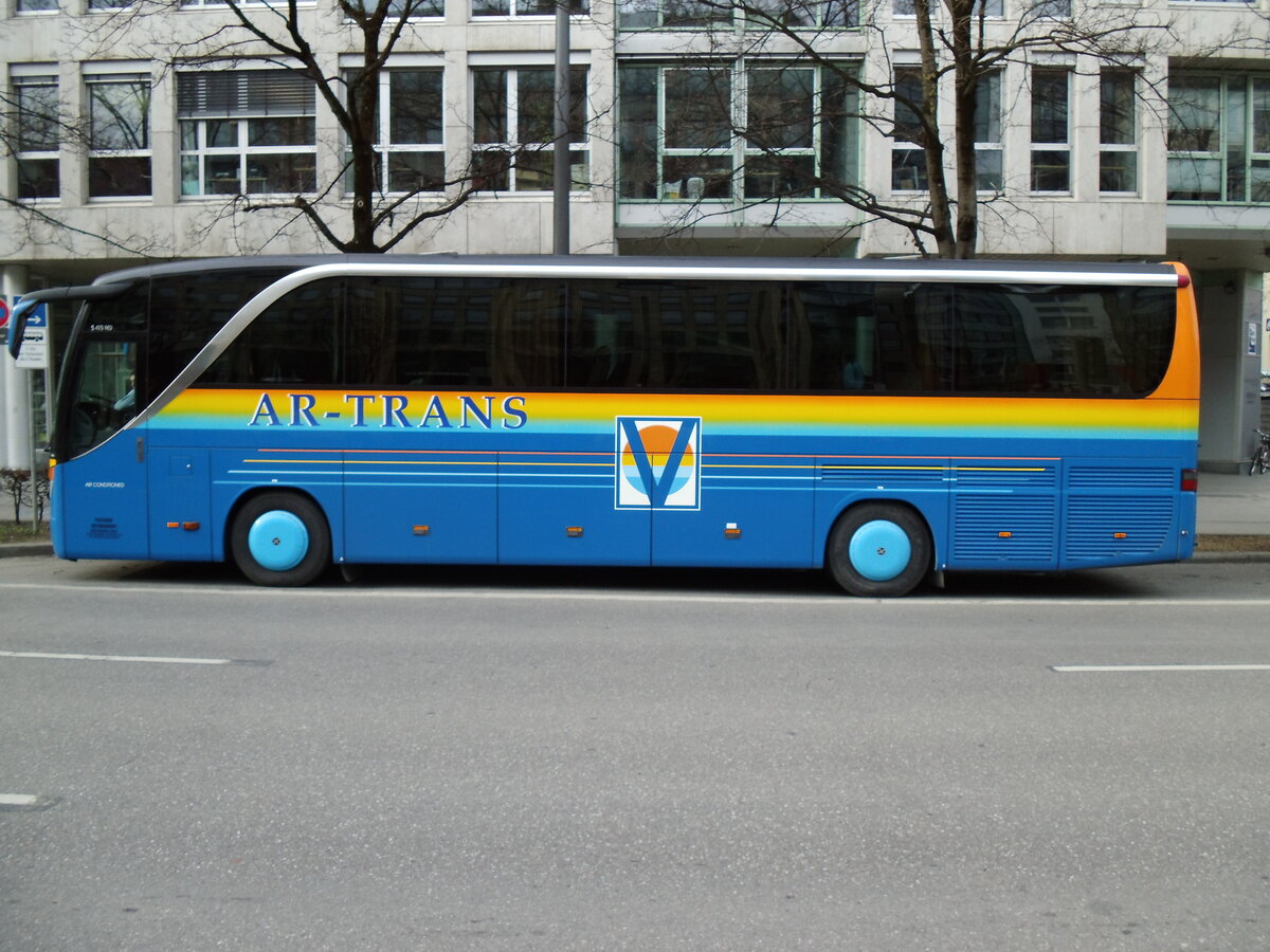 Aus Polen: AR-TRANS - Setra S 415 HD am 18. Februar 2014 in M�nchen (Aufnahme: Martin Beyer)