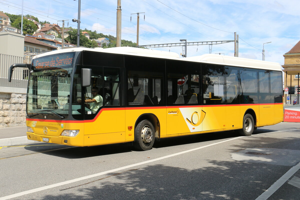CarPostal Ouest - NE 98'400 - Mercedes am 6. August 2021 beim Bahnhof Neuch�tgel (Aufnahme: Martin Beyer)
