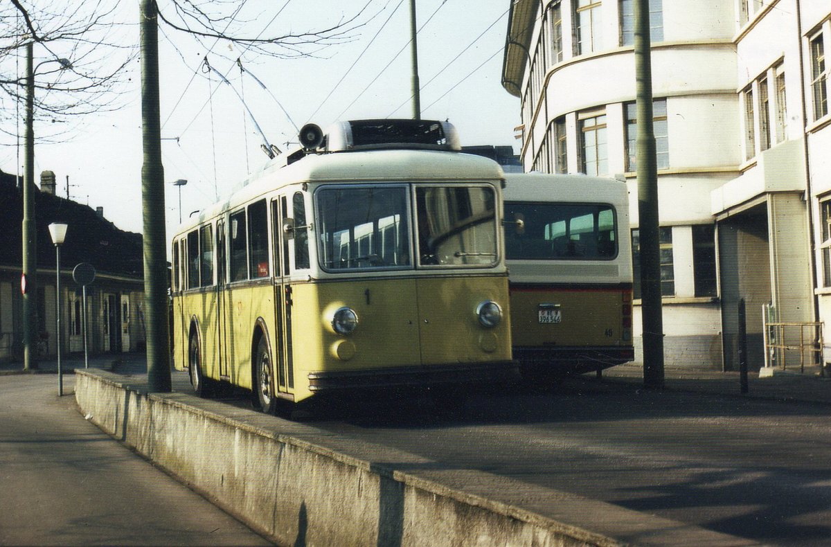 (D 003) - Aus dem Archiv: STI Thun - Nr. 1 - Berna/Gangloff Trolleybus im Jahr 1982 bei der Schiffl�ndte Thun