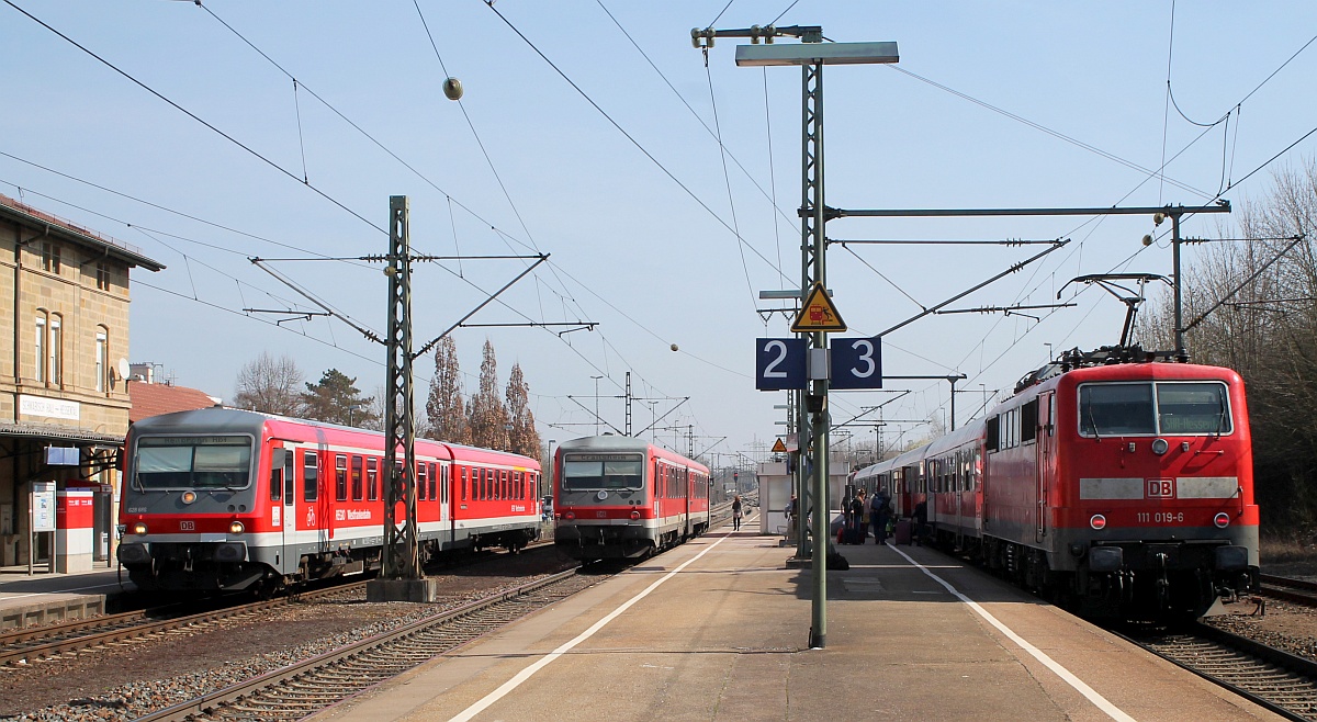 DB 628/928 686 und 553 sowie 111 050-1 und 019-6, Schw�bisch Hall-Hessental 25.03.17