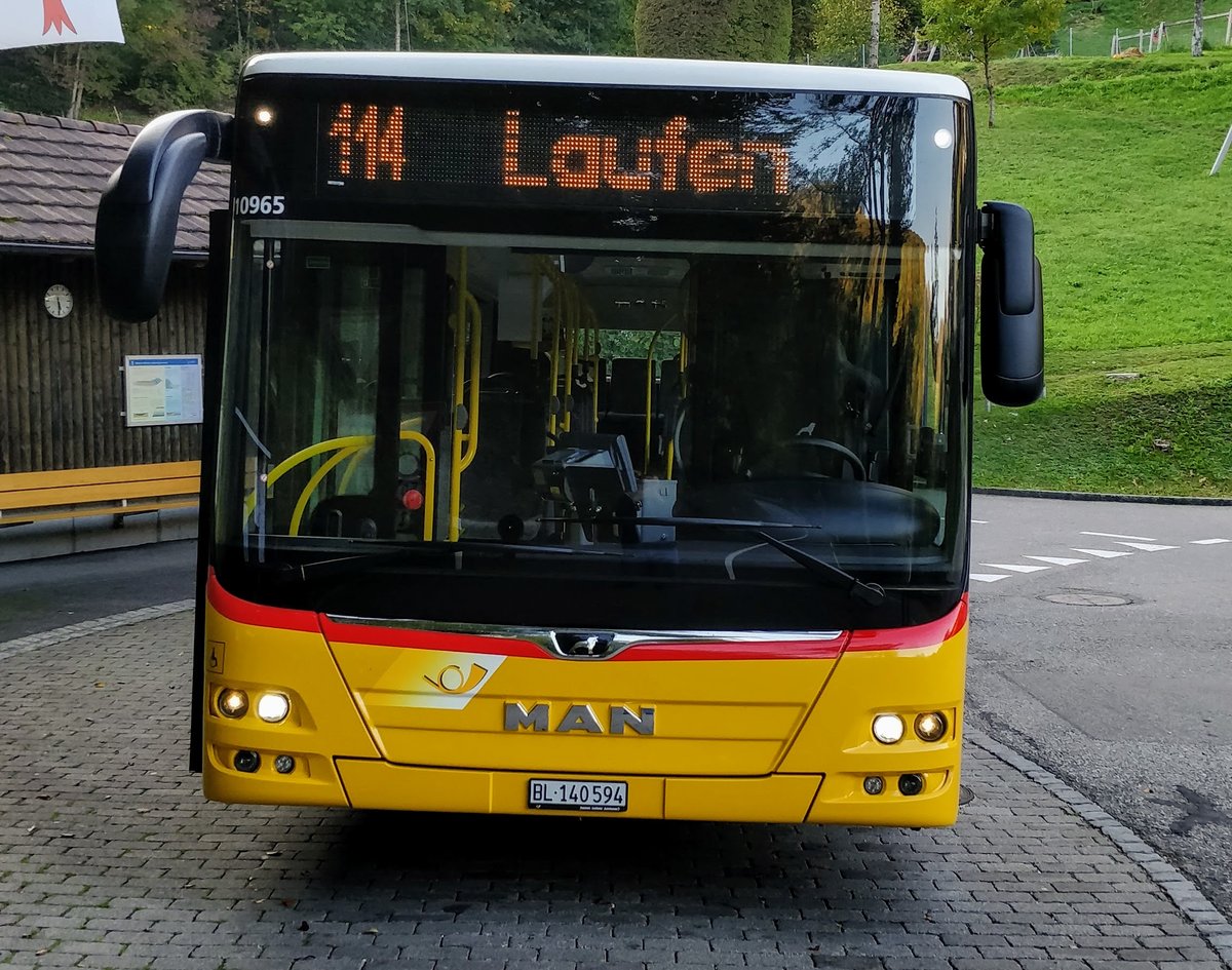 Dies ist der neuste Bus der Regie Laufen/Nunningen. Er f�hrt mit seinen 3 Schwester Bussen erst seit einen Monat im Laufental herum. Es handelt sich hier um einer der Letzten A21 der Alten generation. Dieser A21 hat wie zusehen Led Scheinwerfer und ist damit auch in der neuen Post Auto Strategie ( Volausstattung ) dabei. Gesichtet in B�rschwil SO H�lzlirank|MAN A21 2018 