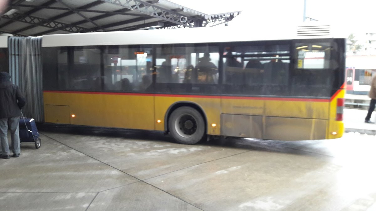 Dieser Man A23 ist Bj.2001 (ex PU Steffen) soweit ich weiss. Er dient als Ersatzgelenkbus der Regie Laufen und f�hrt daher nur selten im Reguleren Linienverkehr. Trotz dem sieht man in ab und zu auf den Gelenkbus Linien 111, 112 und 115. Auf diesen Bild ist er am 9. Januar 2017 nach Kleinl�tzel gefahren (112). Vor einem Monat hat es in diesem Bus gebrant aber es gab fast keinen Schaden und er konnte wieder f�r den Dienst eingestetzt werden da nur die Kasse gebrannt hat, wie stark es gebrannt hat weiss ich hingegen leider nicht. Ich weiss nur das er wieder im Linien Betrieb ist Jeweils mindestens einmal im Monat. 