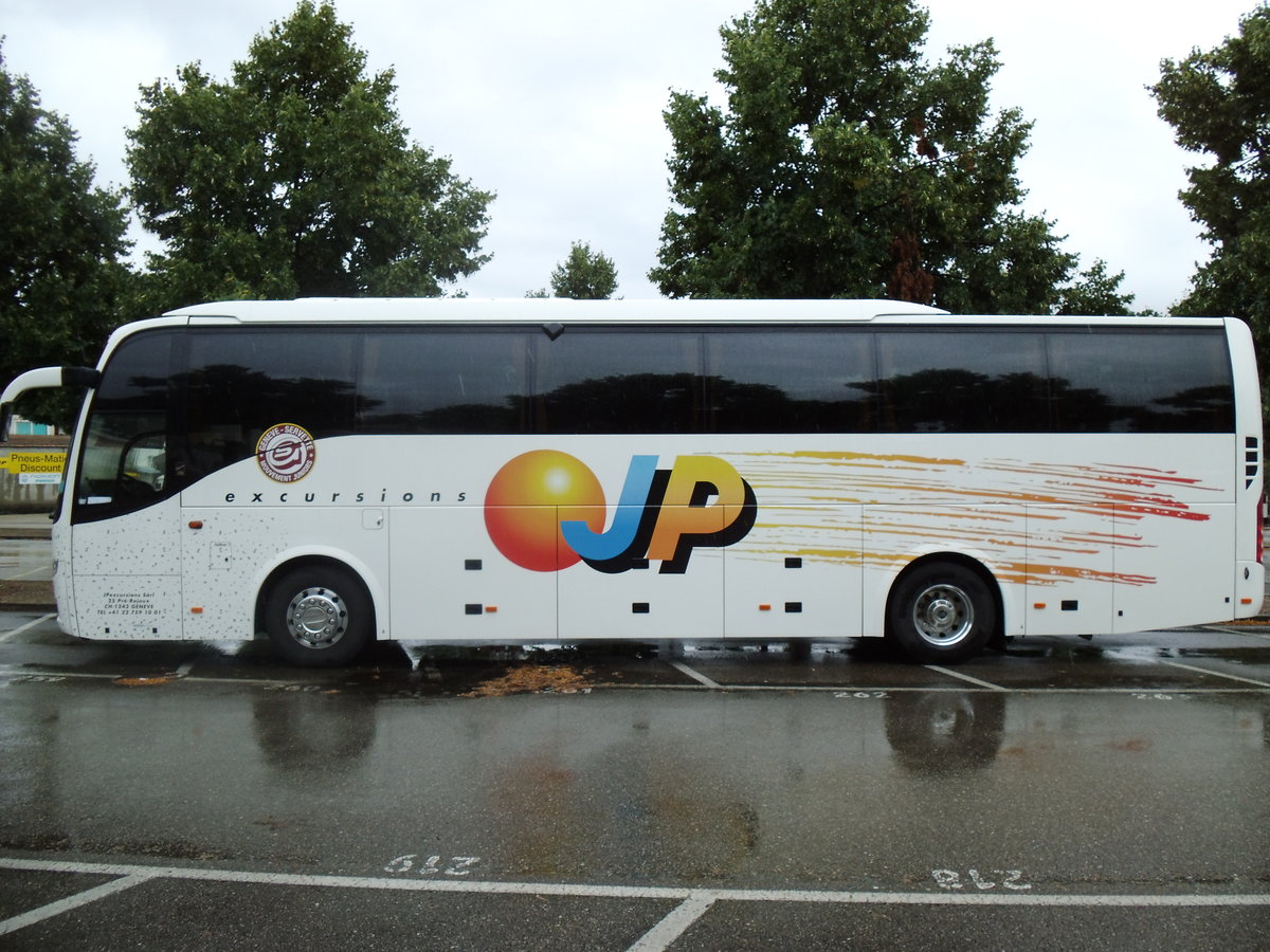 JP excursions, Gen�ve - Volvo 9700 am 13. August 2014 in Neuch�tel (Aufnahme: Martin Beyer)