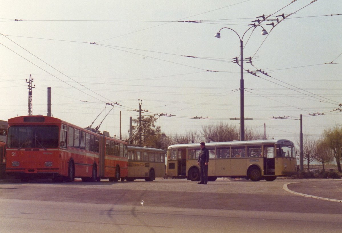 (MD074) - Aus dem Archiv: TN Neuch�tel - Nr. 51 - FBW/Hess Gelenktrolleybus + Nr. 95/NE 21'400 - Saurer im April 1976 in Neuch�tel