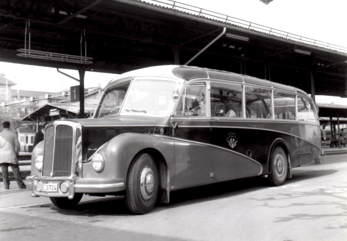(MD208) - Aus dem Archiv: ASKA Aeschi - Nr. 9/BE 26'724 - Saurer/R&J um 1970 beim Bahnhof Spiez