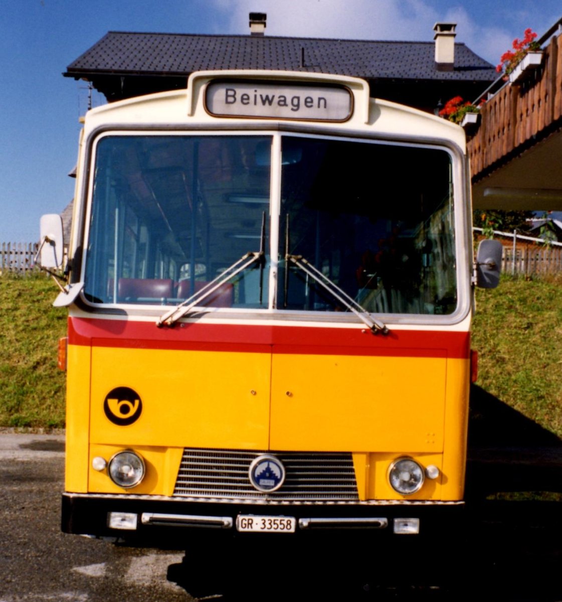 (MD305) - Aus dem Archiv: Bearth, Brigels - Nr. 4/GR 33'558 - Saurer/T�scher (ex Zazzi, Disentis) um 1990 in Brigels