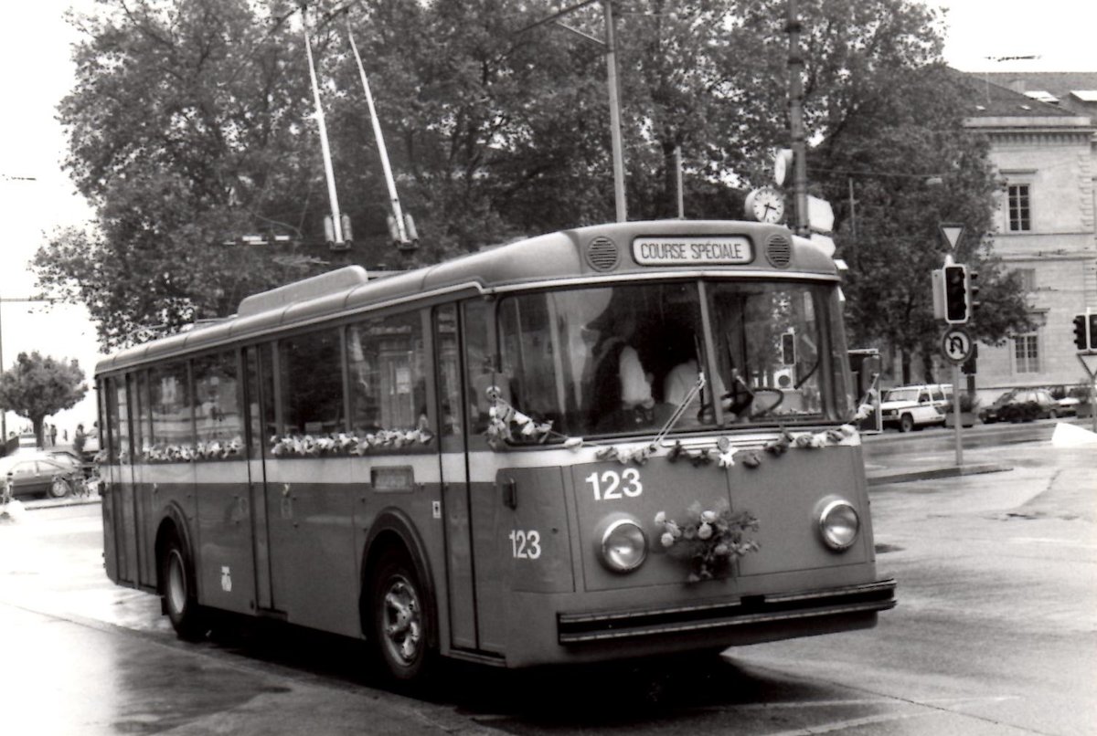 (MD339) - Aus dem Archiv: TN Neuch�tel - Nr. 123 - Saurer/Haag Trolleybus (ex Nr. 23) am 2. Mai 1989 in Neuch�tel