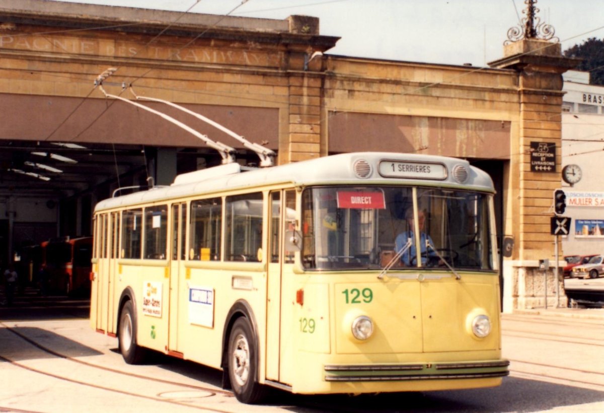 (MD340) - Aus dem Archiv: TN Neuch�tel - Nr. 129 - Saurer/Haag Trolleybus (ex Nr. 29) am 25. Mai 1988 in Neuch�tel, D�p�t