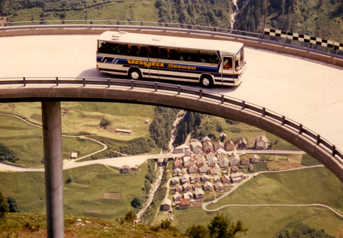(MD382) - Aus dem Archiv: V�gtli, Seewen - Mercedes um 1985 am Gotthardpass