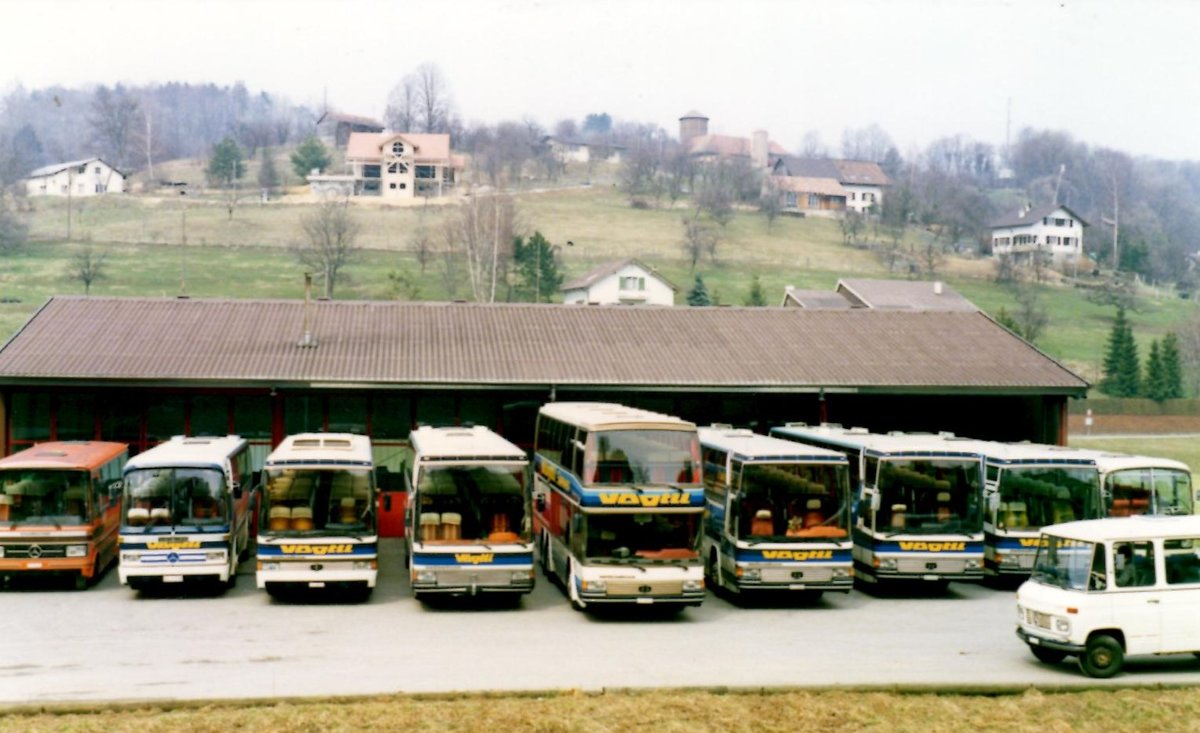 (MD383) - Aus dem Archiv: V�gtli, Seewen - diverse Mercedes und Dr�gm�ller im April 1987 in Seewen, Garage