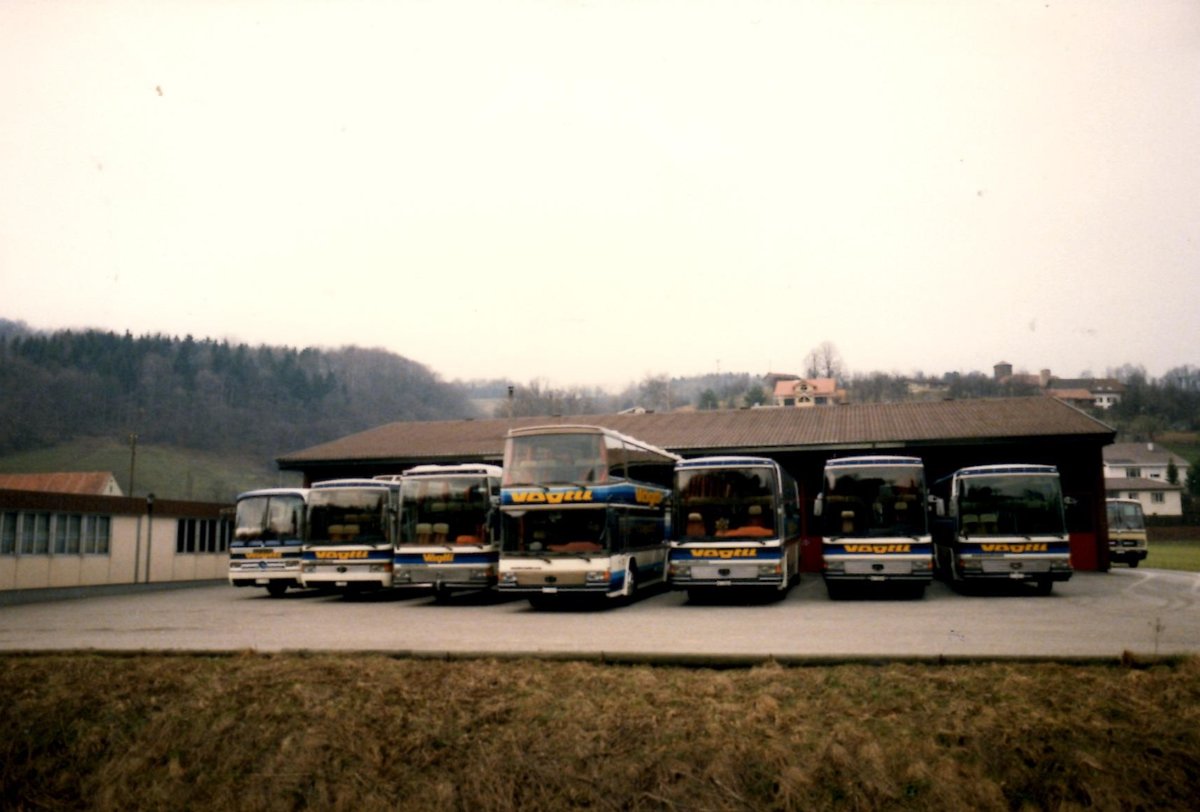 (MD384) - Aus dem Archiv: V�gtli, Seewen - diverse Mercedes und Dr�gm�ller im April 1987 in Seewen, Garage